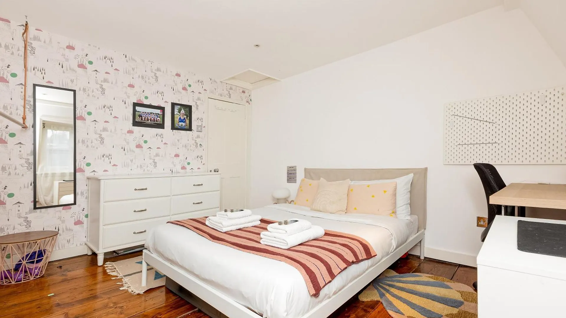 3Br 3Lvl Home, Garden & Parking, 5Min Greenwich St London 0*,  United Kingdom